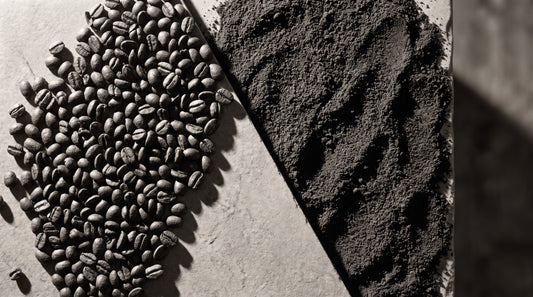 Granos de café enteros y café molido comparados lado a lado