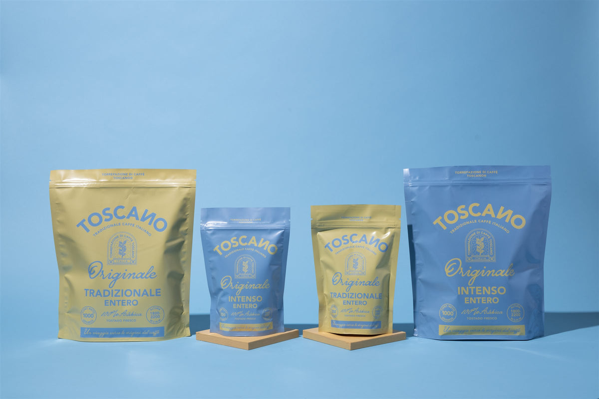 Bolsas de Café Toscano Intenso y Tradizionale sobre fondo azul
